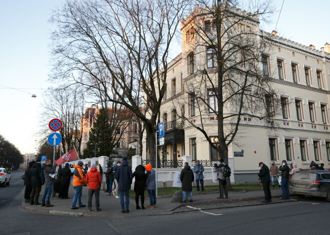 VIDEO: "Levits – ģimnīdis!" Pie Satversmes tiesas notiek protests pret ģimenes jēdziena "kropļošanu"