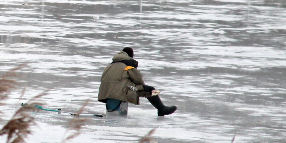 Izglābts pirmais šajā ziemā ledū ielūzušais cilvēks