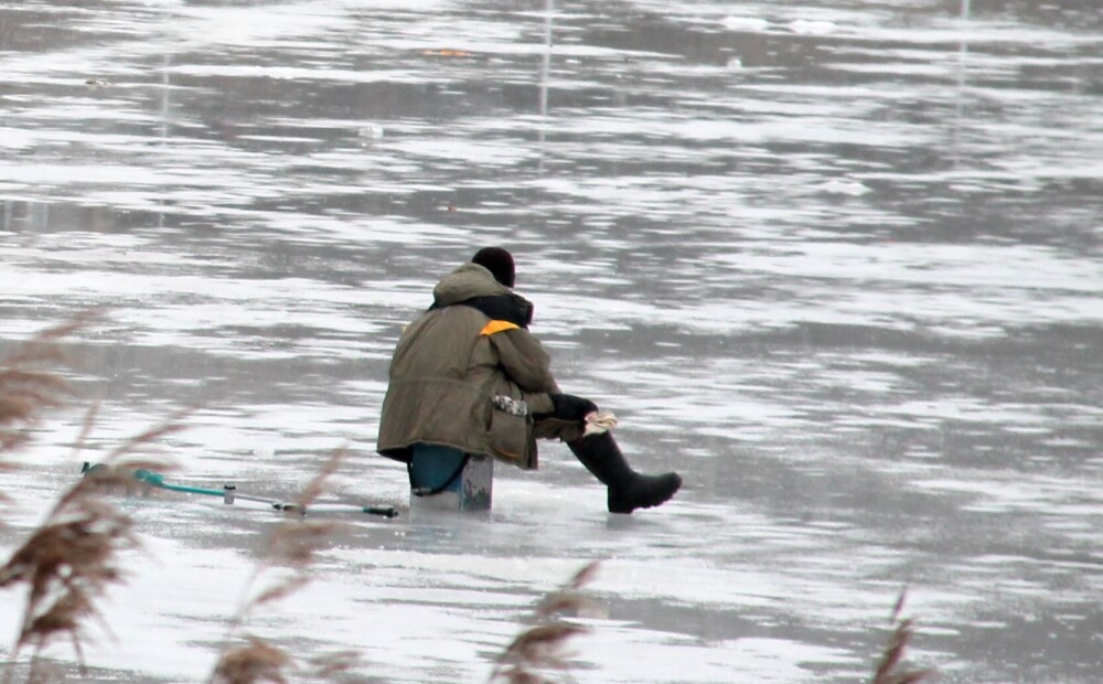 Izglābts pirmais šajā ziemā ledū ielūzušais cilvēks