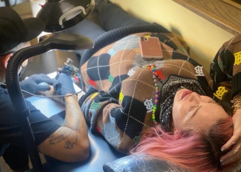 Мадонна в 62 года сделала первую татуировку