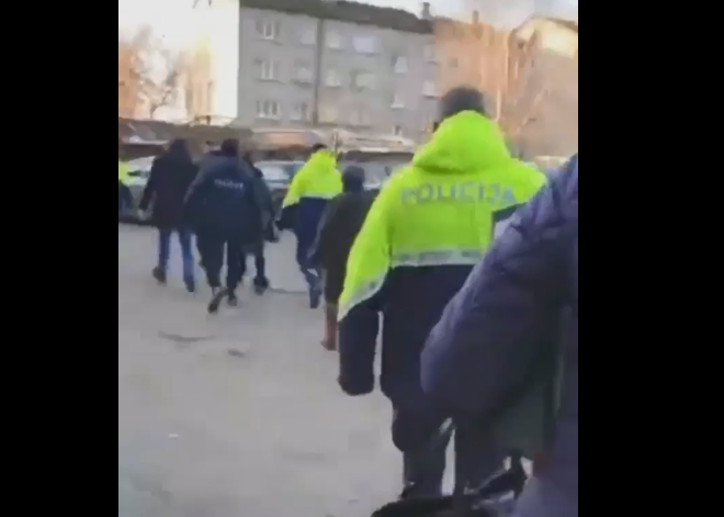 VIDEO: Valsts policija aizturējusi Austrumu slimnīcas darbinieci Marinu, kuru vainoja par Covid-19 viltus ziņu izplatīšanu