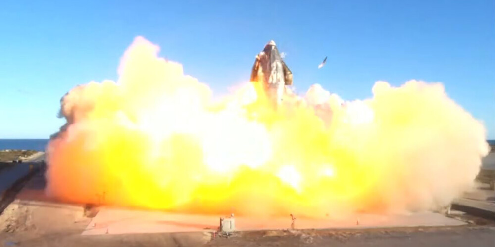 VIDEO: izmēģinājuma laikā avarē "SpaceX" raķetes prototips