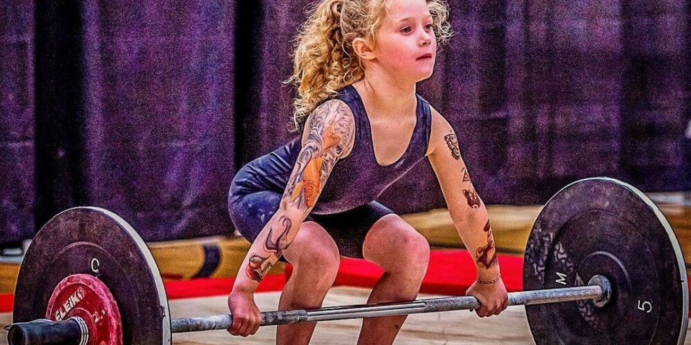 Самая сильная в мире семилетняя девочка подняла штангу весом 80 килограммов