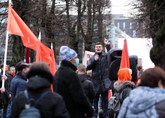 Sarunu laikā, ņemot vērā tiesībsargu ieteikumus, organizatori atteicās no gājiena, kas pulksten 17.00 bija paredzēts no Brīvības pieminekļa uz Saeimu.