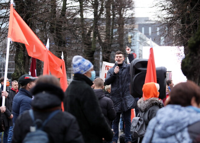 Sestdienas grandiozā "tautas sapulce" kļūst arvien mīklaināka; rīkotāji piekāpjas domes prasībām