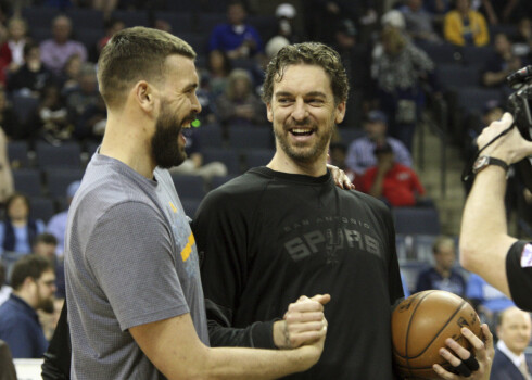 Pau Gazols (pa labi) gribētu karjeru beigt plecu pie pleca ar brāli spēcīgajā Losandželosas "Lakers" komandā.