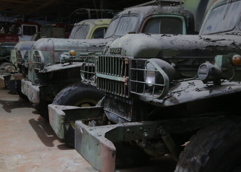 Rīgas Motormuzejs ir viens no populārākajiem Latvijas muzejiem, par kura spožajiem eksponātiem ik sezonu jūsmo tūkstošiem cilvēku. Taču muzejam ir arī savas slēptās rezerves – fonds, kurā glabājas ne tuvu tik spoži nopulēti automobiļi.