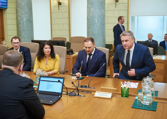 Cik turīgi ir mūsu ministri, kuri nākamgad var palikt bez algas pieauguma?