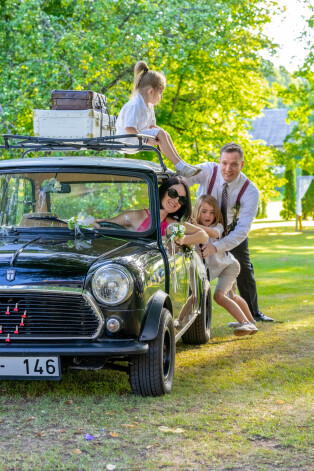 Agneses vīrs Aivars strādā Bostonā pasaulslavenajā farmācijas kompānijā "Merck". Agnesei un Aivaram ir divi dēli – Gabriels un Dominiks.