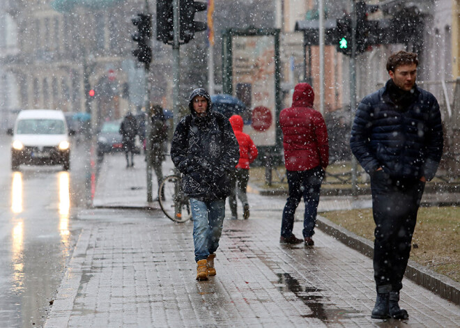 Piektdien Latvijā gaidāms lietus un sniegs, valsts austrumos spēkā brīdinājums par apledojumu