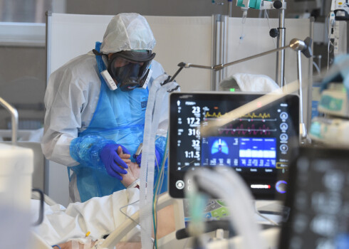 Toksikoloģijas un sepses klīnikas mediķi katru dienu gādā par Covid-19 pacientu izveseļošanos. Mediķu darbs un aizsargtērpi ir nesalīdzināmi ar veikalos prasīto masku – respirators, stingri pieguļošas brilles, kombinezons, speciālas bahilas. Šajos tērpos nav iespējams apmeklēt tualeti, dažs pat velk autiņbiksītes.