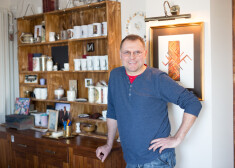 Tukuma mākslas galerijā “Durvis” skatāma dziedātāja Igo (Rodrigo Fomina) grafikas un dizaina priekšmetu darbu izstāde “Daudz laimes”.