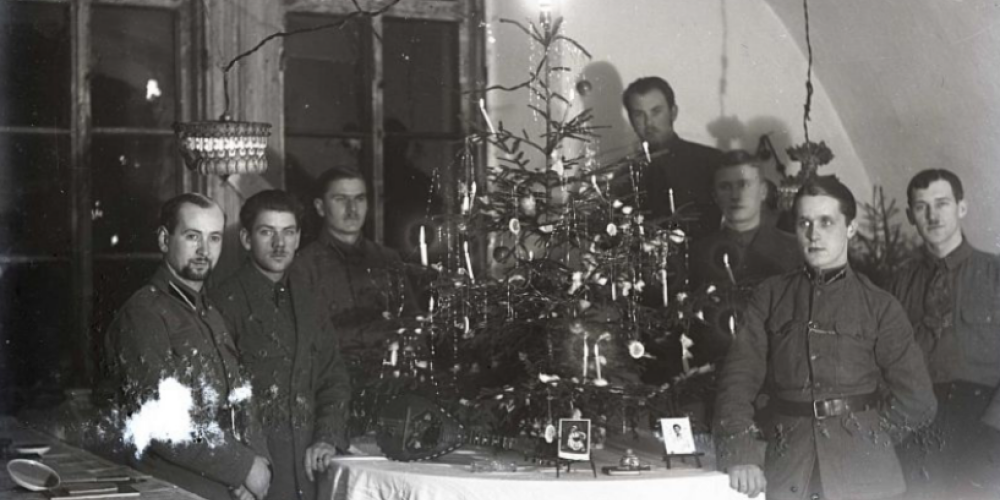 Tikko no jaundibinātās valsts izdzinuši krievu un vācu impēristus, pašmājās izaudzētos boļševikus un citus pilsoniskās Latvijas naidniekus Latvijas armijas Zemgales artilērijas pulka virsnieki un kareivji Daugavpils cietokšņa kazarmās beidzot varēja mierīgi un rāmi pulcēties pie Ziemassvētku eglītes.
