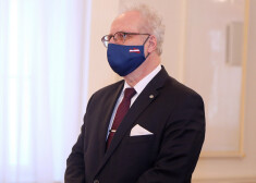 "Būsim cilvēcīgi, saprātīgi un izturēsim šo pandēmijas pārbaudījumu atbildīgi! Visi kopā," aicināja Vasts prezidents Egils Levits.