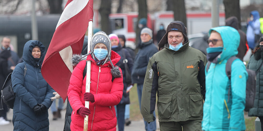 "Tautas sapulce" Rīgas centrā pulcē lielas ļaužu masas; policija fiksē pārkāpējus