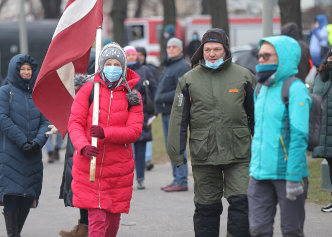 "Tautas sapulce" Rīgas centrā pulcē lielas ļaužu masas; policija fiksē pārkāpējus
