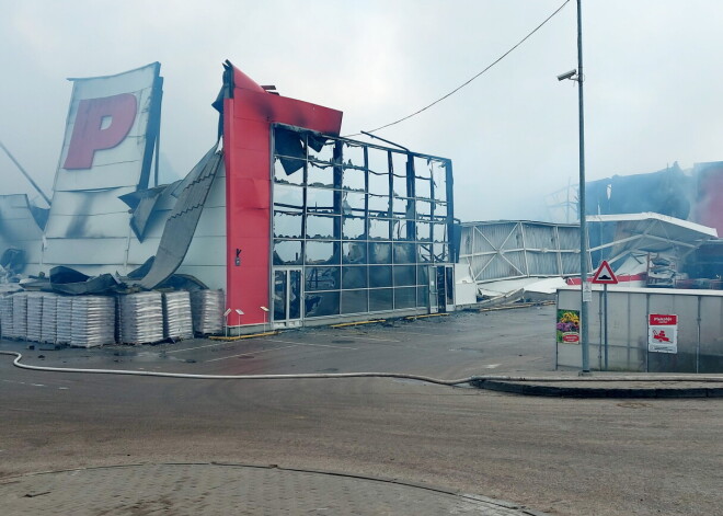 Ugunsdzēsējiem izdevies lokalizēt 13 500 kvadrātmetru plašo ugunsgrēku būvniecības preču veikalā "Depo" Rēzeknē.