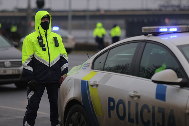 Valsts policiju turpina strādāt notikuma vietā, lai nepieļautu iespējamu situācijas eskalēšanos.