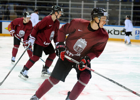Covid-19 uzliesmojums Latvijas hokeja izlasē; komanda uz Poliju nebrauks