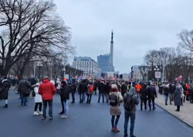 Pie Brīvības pieminekļa norit protests pret Covid-19 ierobežojumiem