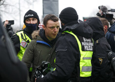 Rīgas pašvaldības policisti aiztur vīrieti, kas uz brīdi pārauga konfliktā.