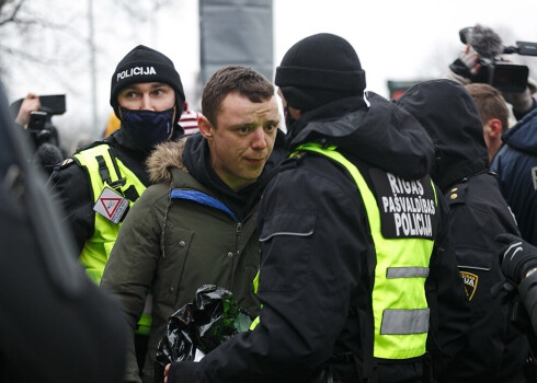 Rīgas pašvaldības policisti aiztur vīrieti, kas uz brīdi pārauga konfliktā.