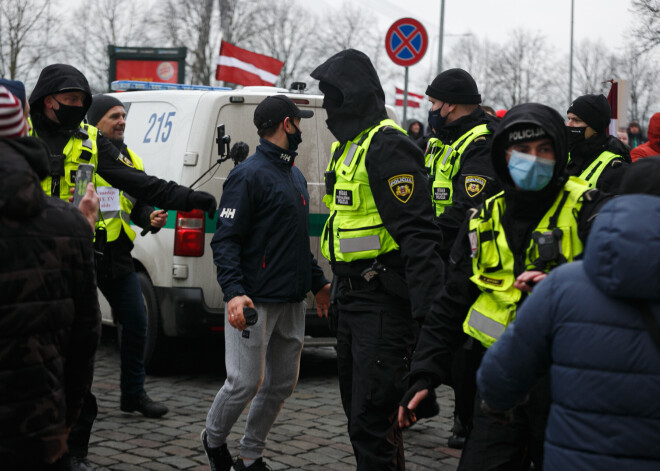 Jauns.lv kļuva par lieciniekiem kāda vīrieša aizturēšanai, kas uz brīdi pārauga konflitkā ar kārtības sargiem. Vīrietis 11.novembra krastmalā tika izturēts par alkohola lietošanu sabiedriskā vietā.