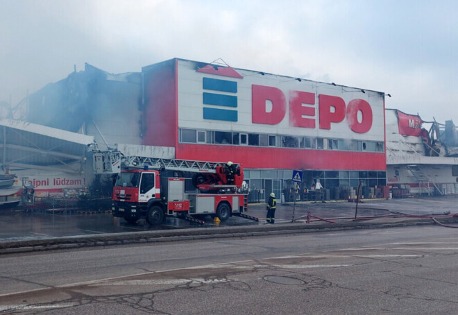 Ugunsdzēsēji veikalu sāka dzēst no ēkas puses, kurā atradās zoo nodaļa, bet diemžēl ēkā vairs nebija iespējams iekļūt.