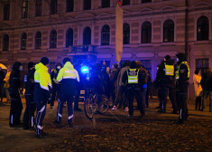 Policijas darbinieki aicina cilvēkus doties mājās, jo protesti jau labu laiku iepriekš ir noslēgušies.
