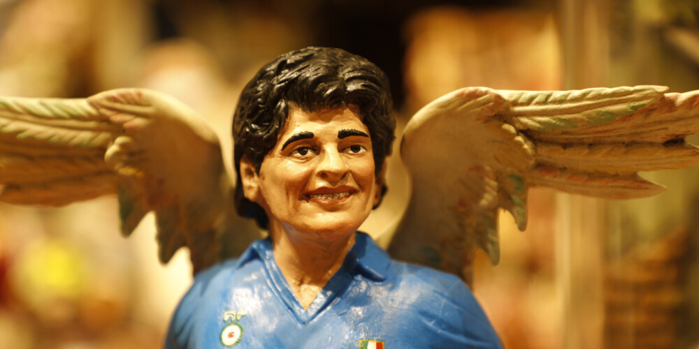 Līdzās tradicionālajām Ziemassvētku figūriņām Neapoles veikalos ierindojas arī Maradona ar spārniem