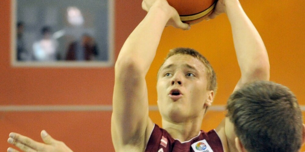 Strautiņš un Jakovičs gūst vairāk nekā pusi no komandas punktiem Varēzes basketbolistu zaudējumā