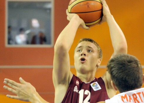 Strautiņš un Jakovičs gūst vairāk nekā pusi no komandas punktiem Varēzes basketbolistu zaudējumā