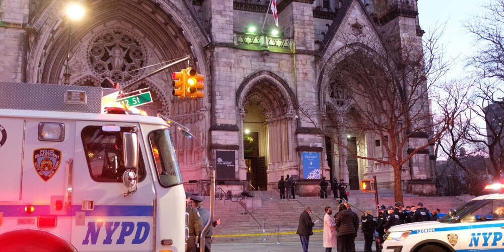 Policija Ņujorkā sašāvusi vīrieti, kas sarīkojis šaudīšanos pie katedrāles
