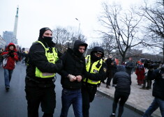 Ir arī aizturētas vairākas personas par dažādām neatļautām darbībām, tostarp par uzbrukumiem vai pretošanos policistiem.