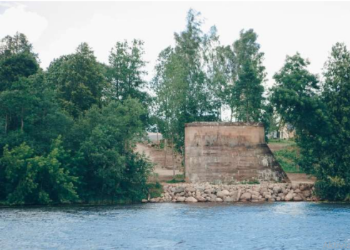 No aizmirstības atklājušies nesen vēl brikšņos un krūmos paslēpušies kara laikā uzspridzinātā tilta pār Daugavu balsti Jumprava pagastā.