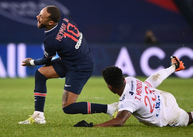 Neimars gūst traumu PSG zaudējumā; "Liverpool" neizmanto iespēju izvirzīties vadībā premjerlīgā