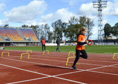 Bērni stadionā.