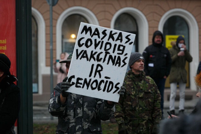 Krastmalā todien sanākušajiem ļoti nepatīk maskas, Covid-19, vakcīnas un genocīds.