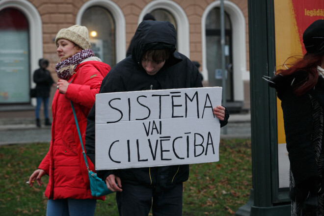 Plakāts pret sistēmu.