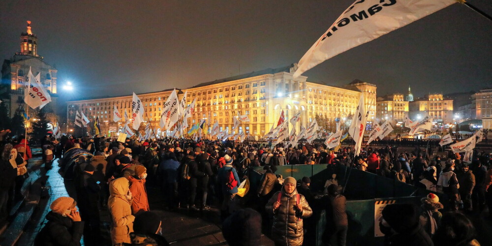 Ukrainā sadursmēs ar protestētājiem cietuši 40 policisti