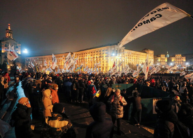 Ukrainā sadursmēs ar protestētājiem cietuši 40 policisti