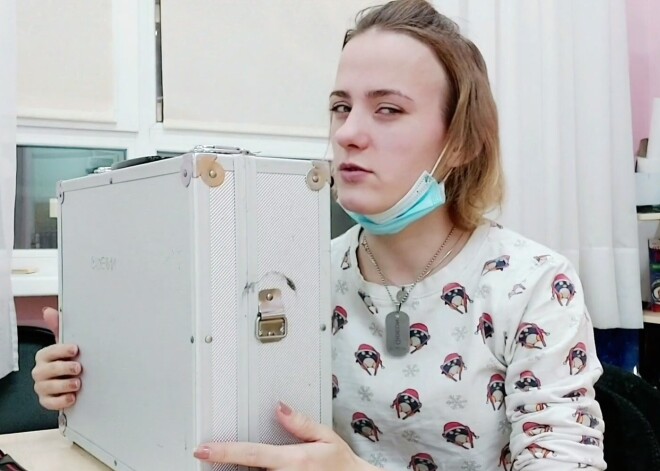 "Мы разделили первые объятия и поцелуи". Девушка вышла замуж за чемодан и рассказала об отношениях с супругом