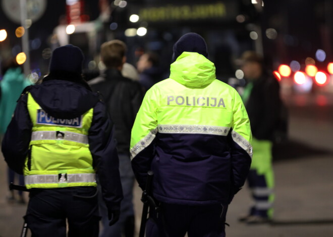 Iereibis vīrietis traucē ārstu darbu un nelieto sejas masku; iesaistās policija