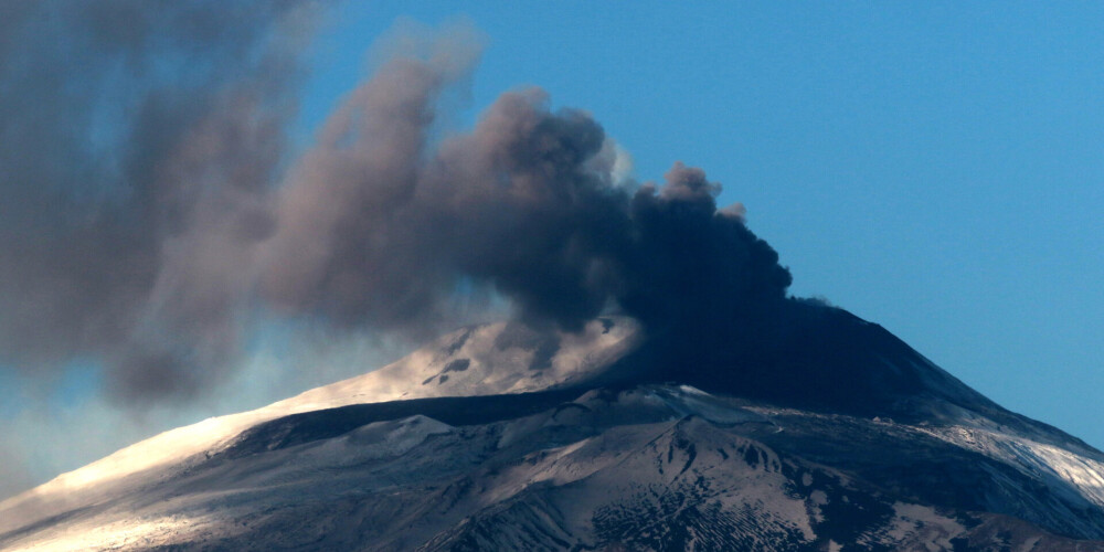 FOTO: atmodies Eiropas aktīvākais vulkāns Etna: spļauj lavu, kaisa pelnus pilsētā