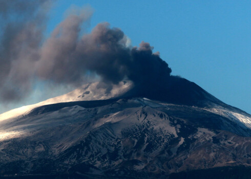 FOTO: atmodies Eiropas aktīvākais vulkāns Etna: spļauj lavu, kaisa pelnus pilsētā
