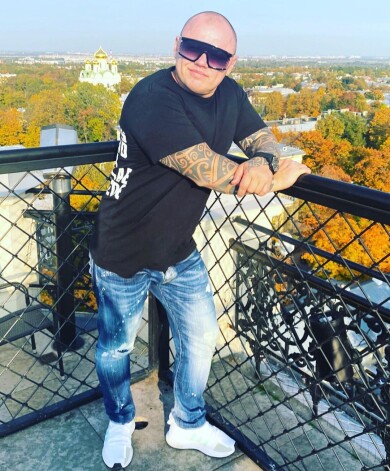 Анна относится к себе с юмором, однако ее задевает, когда люди ведут себя грубо и нарушают личные границы, пытаясь выяснить, действительно ли она женщина