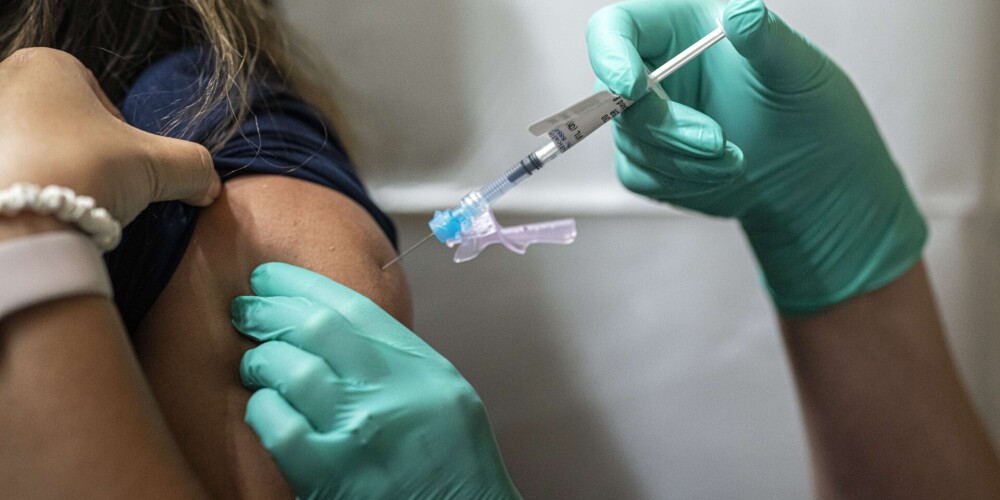 Aļaskas veselības aprūpes darbiniece hospitalizēta pēc smagas reakcijas uz Covid-19 vakcīnu
