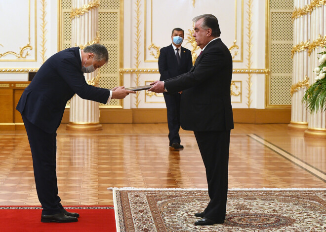 Tadžiku valdības ministri pirmo reizi vēsturē uzticību zvērēja nevis tautai, bet gan valsts prezidentam Emomali Rahmonam.