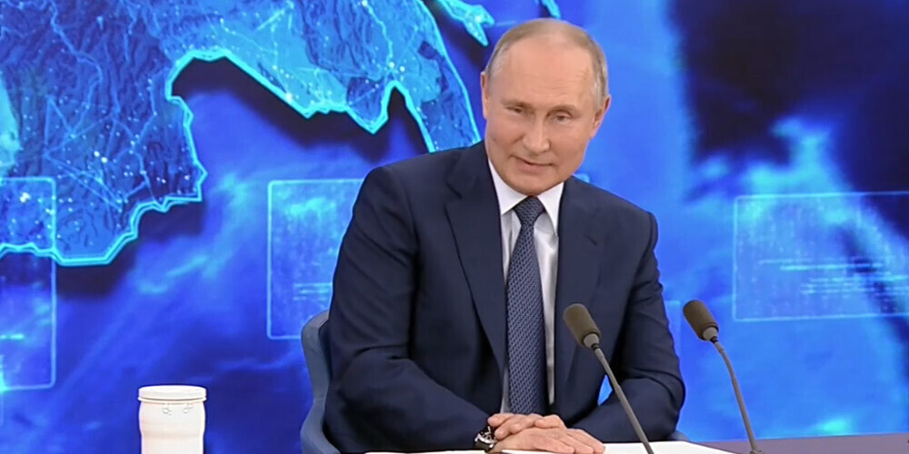 Putins vīpsnājot komentē Navaļnija indēšanu: "Kāpēc viņš būtu jāindē. Kam viņš ir vajadzīgs?"