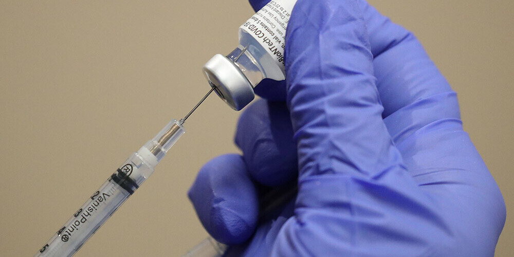 Ģimenes ārsti skeptiski par ZVA plānu vienā praksē ik dienu pret Covid-19 vakcinēt 50 cilvēkus